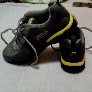 Women’s Fila sneakers size 5 EUC